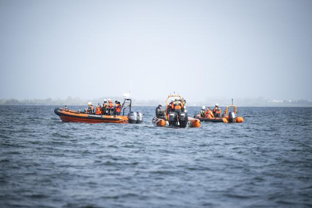 29 March 2026, Mecklenburg-Western Pomerania, Wismar: Environmentalists and emergency services ride on boats near the humpback whale. The humpback whale, which had been freed off Timmendorfer Strand, has stranded again on a sandbar in Wismar Bay. Photo: Philip Dulian/dpa