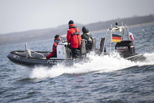 29 March 2026, Mecklenburg-Western Pomerania, Wismar: Emergency services drive to the humpback whale. The humpback whale, which had been freed off Timmendorfer Strand, has stranded again on a sandbar in Wismar Bay. Photo: Philip Dulian/dpa