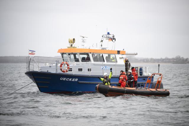 29 March 2026, Mecklenburg-Western Pomerania, Wismar: Environmentalists and emergency services ride on boats near the humpback whale. The humpback whale, which had been freed off Timmendorfer Strand, has stranded again on a sandbar in Wismar Bay. Photo: Philip Dulian/dpa
