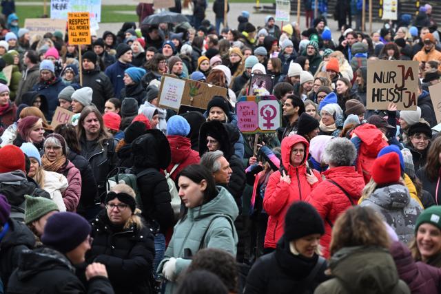 29 March 2026, Bavaria, Munich: Demonstrators gather in Koenig square during a demonstration for solidarity with Collien Fernandes and victims of digital, sexual violence. The Green Youth has called for the demonstration and expecting around 5000 participants. Photo: Felix Hörhager/dpa