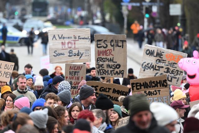 29 March 2026, Bavaria, Munich: Demonstrators gather in Koenig square during a demonstration for solidarity with Collien Fernandes and victims of digital, sexual violence. The Green Youth has called for the demonstration and expecting around 5000 participants. Photo: Felix Hörhager/dpa