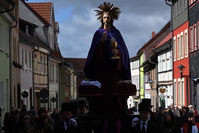 29 March 2026, Thuringia, Heilbad Heiligenstadt: Participants carry a figure of Jesus Christ during the traditional Palm Sunday procession through the streets of Heiligenstadt. Photo: Martin Schutt/dpa