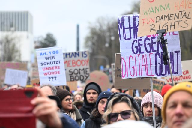 29 March 2026, Bavaria, Munich: Demonstrators gather in Koenig square during a demonstration for solidarity with Collien Fernandes and victims of digital, sexual violence. The Green Youth has called for the demonstration and expecting around 5000 participants. Photo: Felix Hörhager/dpa