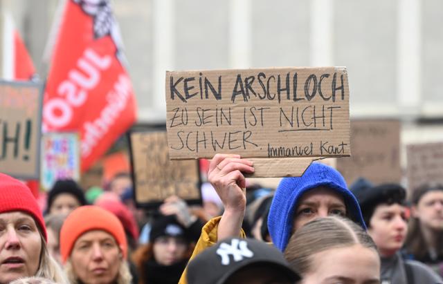29 March 2026, Bavaria, Munich: Demonstrators gather in Koenig square during a demonstration for solidarity with Collien Fernandes and victims of digital, sexual violence. The Green Youth has called for the demonstration and expecting around 5000 participants. Photo: Felix Hörhager/dpa