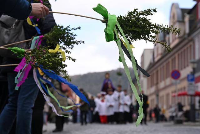 29 March 2026, Thuringia, Heilbad Heiligenstadt: People carry a statue of Christ through the streets of Heiligenstadt during the traditional Palm Sunday procession to mark the beginning of Holy Week. Photo: Martin Schutt/dpa