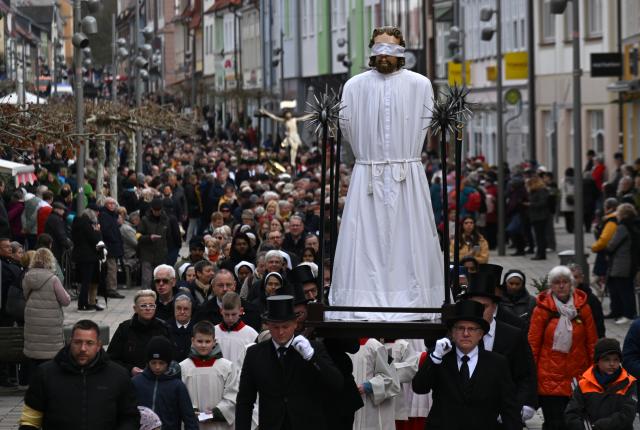 29 March 2026, Thuringia, Heilbad Heiligenstadt: People carry a statue of Christ through the streets of Heiligenstadt during the traditional Palm Sunday procession to mark the beginning of Holy Week. Photo: Martin Schutt/dpa