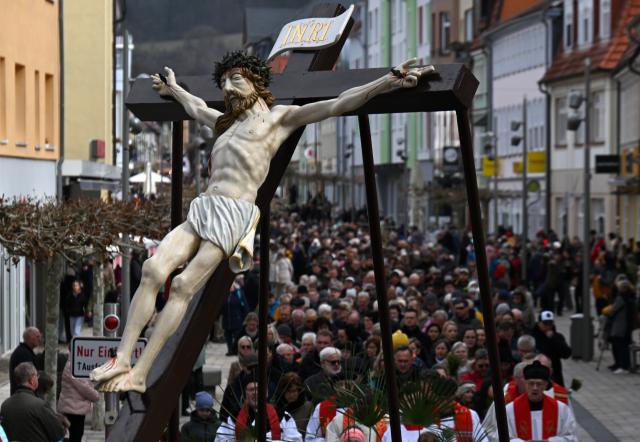 29 March 2026, Thuringia, Heilbad Heiligenstadt: People carry a statue of Christ through the streets of Heiligenstadt during the traditional Palm Sunday procession to mark the beginning of Holy Week. Photo: Martin Schutt/dpa