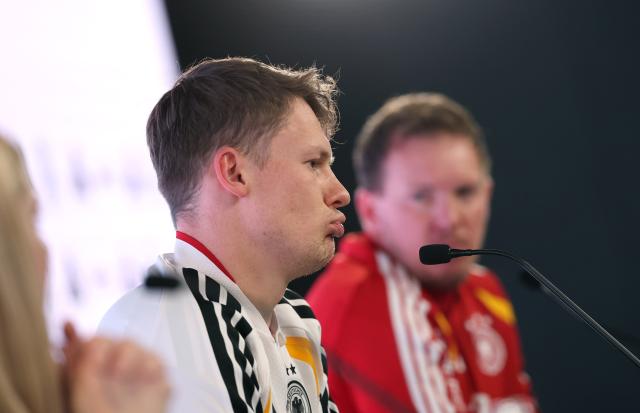 29 March 2026, Stuttgart: Germany head coach Julian Nagelsmann (R) and goalkeeper Alexander Nuebel attend a press conference, ahead of Monday's International Friendly soccer match against Ghana. Photo: Christian Charisius/dpa - WICHTIGER HINWEIS: Gemäß den Vorgaben der DFL Deutsche Fußball Liga bzw. des DFB Deutscher Fußball-Bund ist es untersagt, in dem Stadion und/oder vom Spiel angefertigte Fotoaufnahmen in Form von Sequenzbildern und/oder videoähnlichen Fotostrecken zu verwerten bzw. verwerten zu lassen.