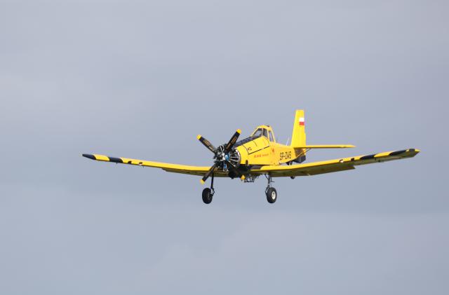 PRODUCTION - 29 March 2026, Saxony-Anhalt, Ballenstedt: The firefighting aircraft "Hexe 1" lands at Ballenstedt Airport. With the start of the wildfire season the aircraft will be available to the Harz district to assist in wildfire suppression efforts. Photo: Matthias Bein/dpa