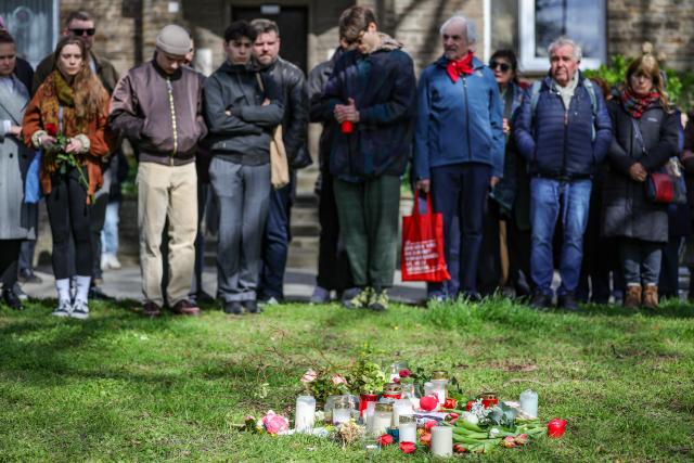 29 March 2026, North Rhine-Westphalia, Witten: People gather at a registered rally, near the main train station, where flowers and candles were laid near the knife attack victims' home in memory of the 13-year-old boy who died, his mother, who suffered life-threatening injuries, and his sister, who was also critically injured. Photo: Christoph Reichwein/dpa