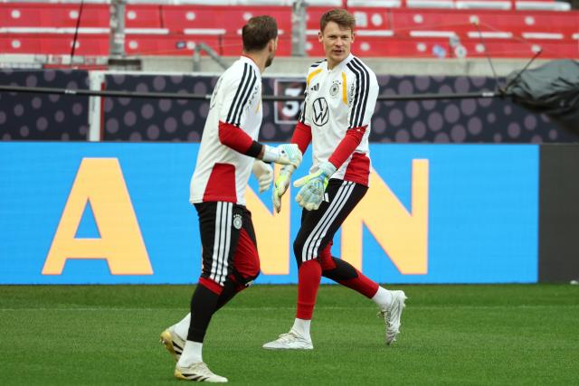 29 March 2026, Stuttgart: Germany goalkeepers Alexander Nuebel (R) and Oliver Baumann take part in a training session, ahead of Monday's International Friendly soccer match against Ghana. Photo: Christian Charisius/dpa - WICHTIGER HINWEIS: Gemäß den Vorgaben der DFL Deutsche Fußball Liga bzw. des DFB Deutscher Fußball-Bund ist es untersagt, in dem Stadion und/oder vom Spiel angefertigte Fotoaufnahmen in Form von Sequenzbildern und/oder videoähnlichen Fotostrecken zu verwerten bzw. verwerten zu lassen.