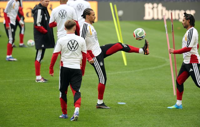 29 March 2026, Stuttgart: Germany's Leroy Sane (C) and Serge Gnabry take part in a training session, ahead of Monday's International Friendly soccer match against Ghana. Photo: Christian Charisius/dpa - WICHTIGER HINWEIS: Gemäß den Vorgaben der DFL Deutsche Fußball Liga bzw. des DFB Deutscher Fußball-Bund ist es untersagt, in dem Stadion und/oder vom Spiel angefertigte Fotoaufnahmen in Form von Sequenzbildern und/oder videoähnlichen Fotostrecken zu verwerten bzw. verwerten zu lassen.