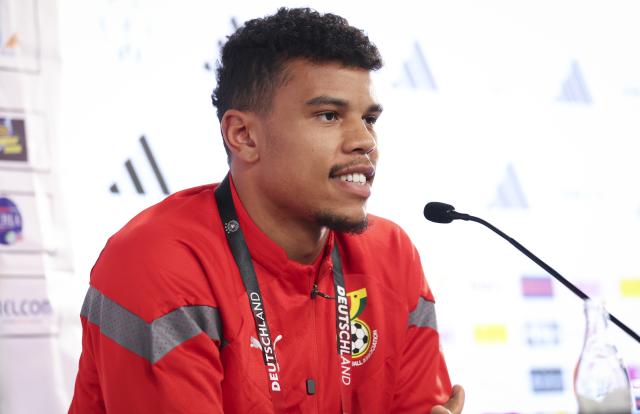 29 March 2026, Stuttgart: Ghana's Ransford Koenigsdoerffer attends a press conference at Stuttgart Arena, ahead of Monday's International Friendly soccer match against Germany. Photo: Christian Charisius/dpa - WICHTIGER HINWEIS: Gemäß den Vorgaben der DFL Deutsche Fußball Liga bzw. des DFB Deutscher Fußball-Bund ist es untersagt, in dem Stadion und/oder vom Spiel angefertigte Fotoaufnahmen in Form von Sequenzbildern und/oder videoähnlichen Fotostrecken zu verwerten bzw. verwerten zu lassen.
