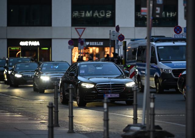 29 March 2026, Berlin: The motorcade of Syria's Interim President Ahmed al-Sharaa, arrives at the hotel. Photo: Markus Lenhardt/dpa