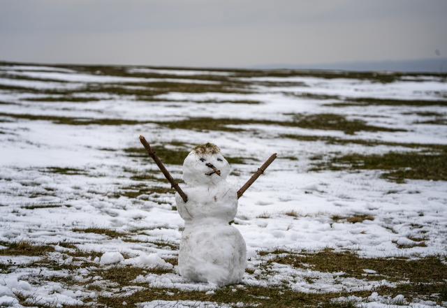 PRODUCTION - 29 March 2026, Hesse, Schmitten: A snowman stands on the Feldberg Plateau in the Taunus Mountains. Photo: Andreas Arnold/dpa