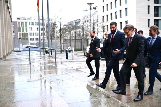 30 March 2026, Berlin: German Foreign Minister Johann Wadephul (R) wlecomes Syria's interim president Ahmed al-Sharaa at the Federal Foreign Office in Berlin. Photo: Sebastian Christoph Gollnow/dpa