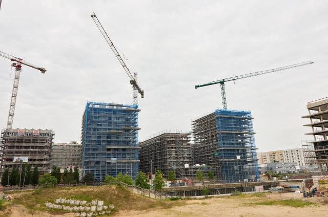 FILED - 04 June 2025, Hamburg: A view of a construction site in HafenCity near the Elbe bridges. Photo: Georg Wendt/dpa