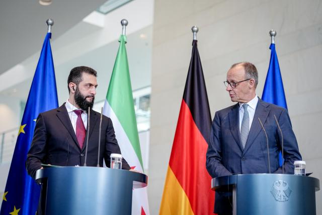 30 March 2026, Berlin: German Chancellor Friedrich Merz (R) and Syria's interim president Ahmed al-Sharaa hold a joint press conference at the Federal Chancellery in Berlin. Photo: Kay Nietfeld/dpa