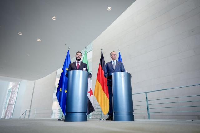 30 March 2026, Berlin: German Chancellor Friedrich Merz (R) and Syria's interim president Ahmed al-Sharaa hold a joint press conference at the Federal Chancellery in Berlin. Photo: Kay Nietfeld/dpa