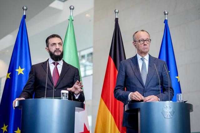 30 March 2026, Berlin: German Chancellor Friedrich Merz (R) and Syria's interim president Ahmed al-Sharaa hold a joint press conference at the Federal Chancellery in Berlin. Photo: Kay Nietfeld/dpa