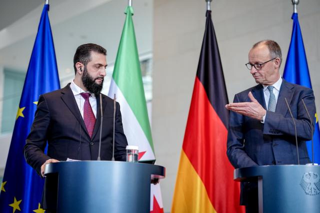 30 March 2026, Berlin: German Chancellor Friedrich Merz (R) and Syria's interim president Ahmed al-Sharaa hold a joint press conference at the Federal Chancellery in Berlin. Photo: Kay Nietfeld/dpa