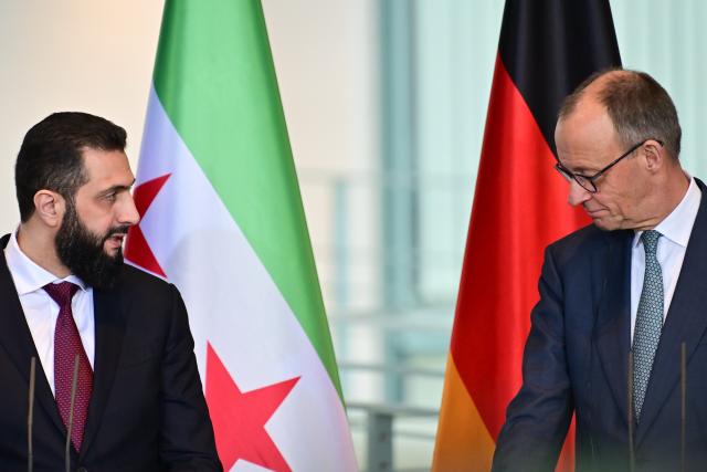 30 March 2026, Berlin: German Chancellor Friedrich Merz (R) and Syria's interim president Ahmed al-Sharaa hold a joint press conference at the Federal Chancellery in Berlin. Photo: Sebastian Christoph Gollnow/dpa