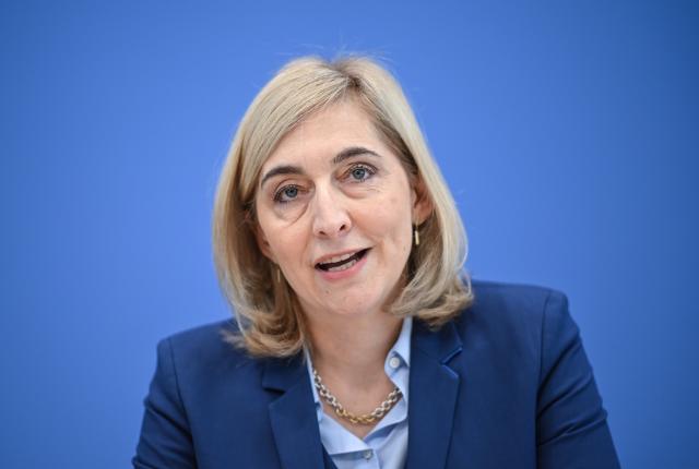 30 March 2026, Berlin: Nina Warken, German Minister of Health, speaks at a press conference to hand over the recommendations of the Health Finance Commission on stabilizing the contribution rates for statutory health insurance. Photo: Britta Pedersen/dpa