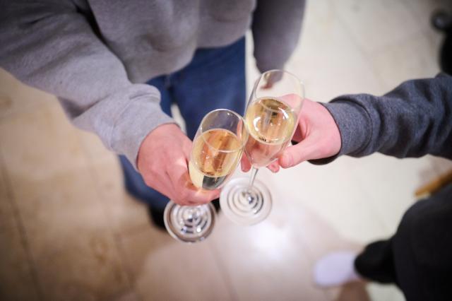 FILED - 27 December 2022, Bavaria, Freystadt: Two teenagers are toasting with sparkling wine at home. Germany is set to scrap a decades-old law permitting 14- and 15-year-olds to legally drink alcohol in their parents' company. Photo: Annette Riedl/dpa