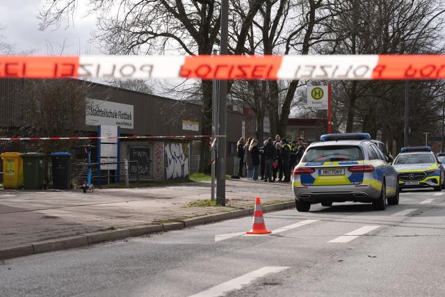 30 March 2026, Hamburg: Police officers secure the scene after a knife attack in front of the Flottbek district school. Photo: Marcus Brandt/dpa