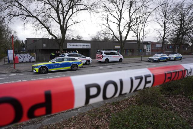 30 March 2026, Hamburg: Police officers secure the scene after a knife attack in front of the Flottbek district school. Photo: Marcus Brandt/dpa