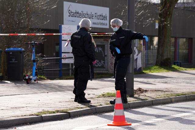 30 March 2026, Hamburg: Forensic investigators examine the crime scene following a knife attack outside the Flottbek neighborhood school. Photo: Marcus Brandt/dpa