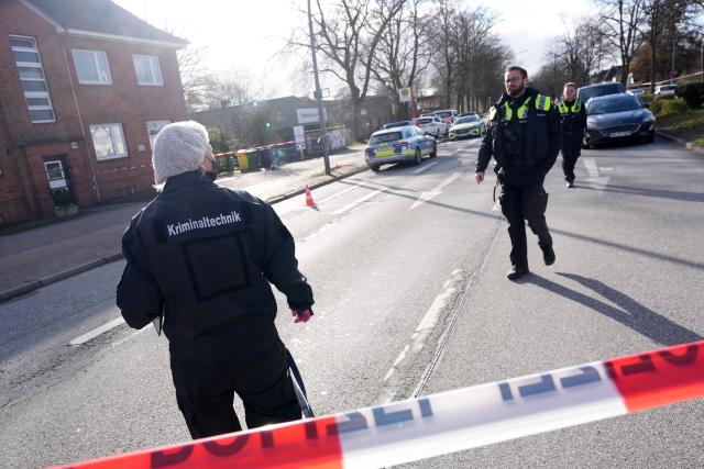 30 March 2026, Hamburg: Forensic investigators examine the crime scene following a knife attack outside the Flottbek neighborhood school. Photo: Marcus Brandt/dpa