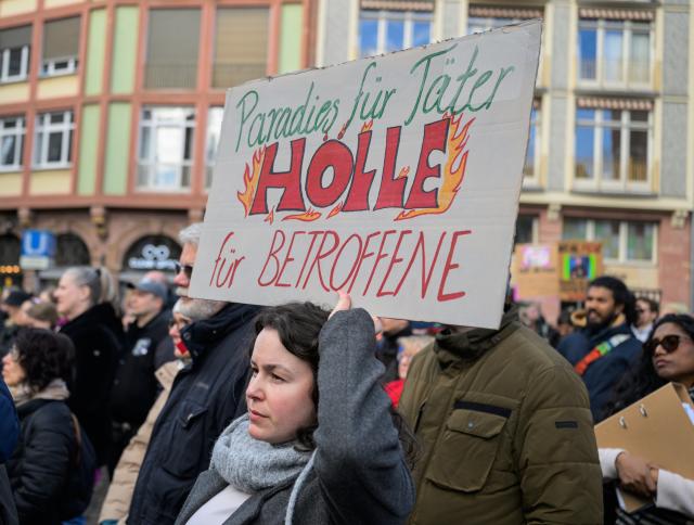 30 March 2026, Hesse, Frankfurt/Main: A woman holds a sign reading "Paradise for perpetrators / Hell for victims" at a demonstration against structural violence against women in Frankfurt am Main. Photo: Hannes P. Albert/dpa