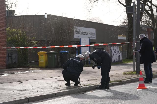 30 March 2026, Hamburg: Forensic investigators examine the crime scene following a knife attack outside the Flottbek neighborhood school. Photo: Marcus Brandt/dpa
