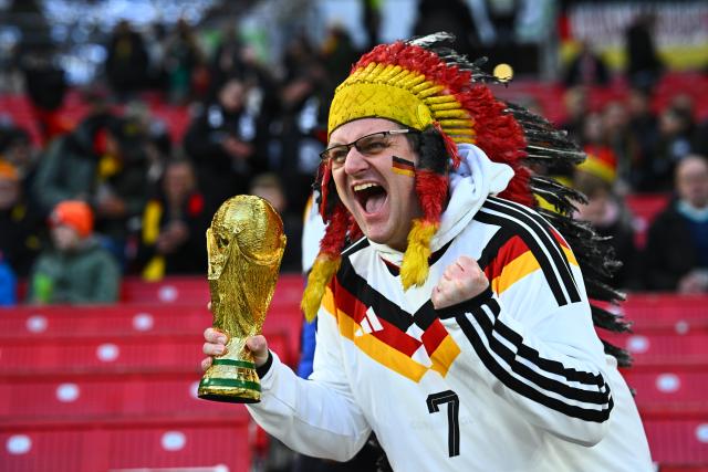 30 March 2026, Baden-Wuerttemberg, Stuttgart: A Germany fan holds a replica of the World Cup trophy and cheers in the stands prior to the start of the International Friendly soccer match between Germany and Ghana at MHP Arena. Photo: Tom Weller/dpa - WICHTIGER HINWEIS: Gemäß den Vorgaben der DFL Deutsche Fußball Liga bzw. des DFB Deutscher Fußball-Bund ist es untersagt, in dem Stadion und/oder vom Spiel angefertigte Fotoaufnahmen in Form von Sequenzbildern und/oder videoähnlichen Fotostrecken zu verwerten bzw. verwerten zu lassen.