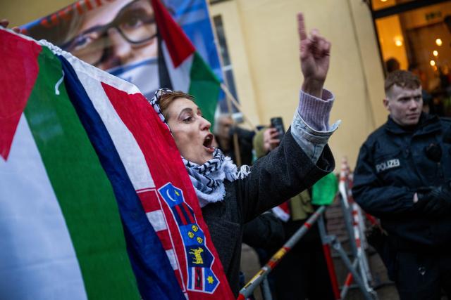 30 March 2026, Berlin: Protesters gather in front of the Babylon Cinema ahead of the event "Disunited Nations - The UN and the Middle East," featuring UN Special Rapporteur on the Palestinian Territories Albanese. Rallies by pro-Israel and pro-Palestinian demonstrators are taking place before the event. Photo: Christophe Gateau/dpa