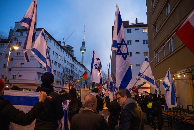 30 March 2026, Berlin: Pro-Israel and pro-Palestinian demonstrators gather in front of the Babylon Cinema ahead of the event "Disunited Nations - The UN and the Middle East," featuring UN Special Rapporteur on the Palestinian Territories Albanese. Photo: Christophe Gateau/dpa