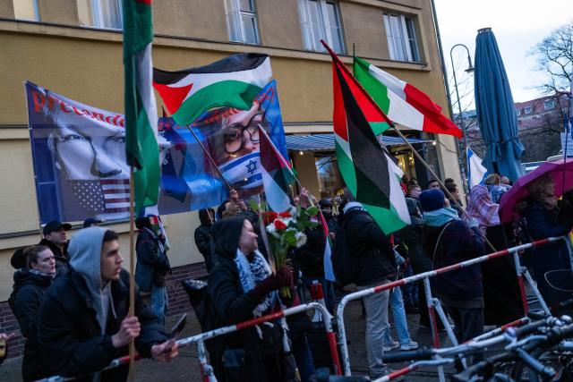 30 March 2026, Berlin: Pro-Palestinian demonstrators gather in front of the Babylon Cinema ahead of the event "Disunited Nations - The UN and the Middle East," featuring UN Special Rapporteur on the Palestinian Territories Albanese. Photo: Christophe Gateau/dpa