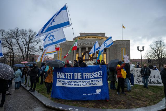 30 March 2026, Berlin: Pro-Israel and pro-Palestinian demonstrators gather in front of the Babylon Cinema ahead of the event "Disunited Nations - The UN and the Middle East," featuring UN Special Rapporteur on the Palestinian Territories Albanese. Photo: Christophe Gateau/dpa