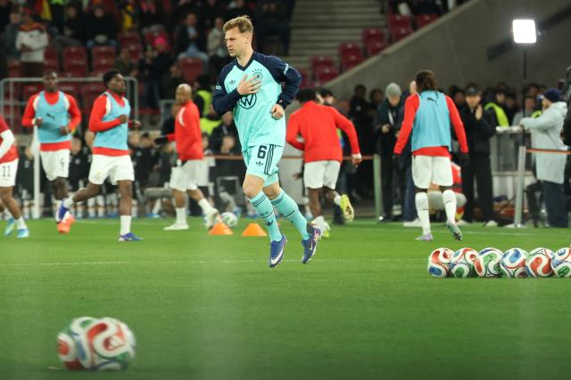 30 March 2026, Baden-Wuerttemberg, Stuttgart: Germany's Joshua Kimmich warms up prior to the start of the International Friendly soccer match between Germany and Ghana at MHP Arena. Photo: Christian Charisius/dpa - WICHTIGER HINWEIS: Gemäß den Vorgaben der DFL Deutsche Fußball Liga bzw. des DFB Deutscher Fußball-Bund ist es untersagt, in dem Stadion und/oder vom Spiel angefertigte Fotoaufnahmen in Form von Sequenzbildern und/oder videoähnlichen Fotostrecken zu verwerten bzw. verwerten zu lassen.