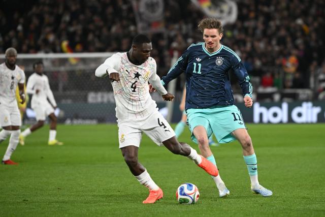 30 March 2026, Baden-Wuerttemberg, Stuttgart: Ghana's Jonas Adjetey (L) and Germany's Nick Woltemade battle for the ball during the International Friendly soccer match between Germany and Ghana at MHP Arena. Photo: Marijan Murat/dpa - WICHTIGER HINWEIS: Gemäß den Vorgaben der DFL Deutsche Fußball Liga bzw. des DFB Deutscher Fußball-Bund ist es untersagt, in dem Stadion und/oder vom Spiel angefertigte Fotoaufnahmen in Form von Sequenzbildern und/oder videoähnlichen Fotostrecken zu verwerten bzw. verwerten zu lassen.