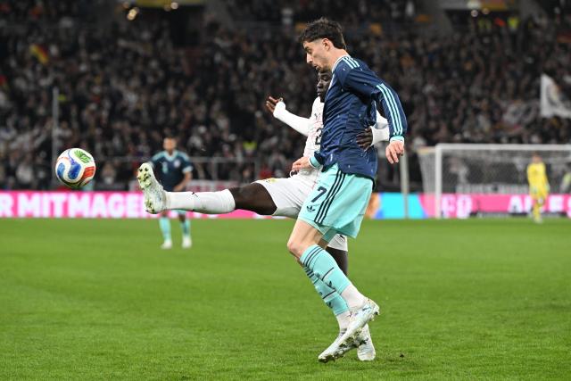 30 March 2026, Baden-Wuerttemberg, Stuttgart: Ghana's Kojo Peprah Oppong and Germany's Kai Havertz (R) battle for the ball during the International Friendly soccer match between Germany and Ghana at MHP Arena. Photo: Federico Gambarini/dpa - WICHTIGER HINWEIS: Gemäß den Vorgaben der DFL Deutsche Fußball Liga bzw. des DFB Deutscher Fußball-Bund ist es untersagt, in dem Stadion und/oder vom Spiel angefertigte Fotoaufnahmen in Form von Sequenzbildern und/oder videoähnlichen Fotostrecken zu verwerten bzw. verwerten zu lassen.