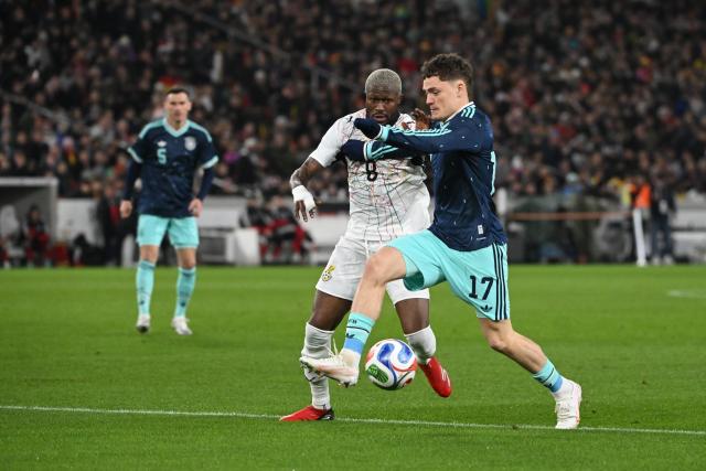 30 March 2026, Baden-Wuerttemberg, Stuttgart: Ghana's Kwasi Sibo and Germany's Florian Wirtz (R) battle for the ball during the International Friendly soccer match between Germany and Ghana at MHP Arena. Photo: Marijan Murat/dpa - WICHTIGER HINWEIS: Gemäß den Vorgaben der DFL Deutsche Fußball Liga bzw. des DFB Deutscher Fußball-Bund ist es untersagt, in dem Stadion und/oder vom Spiel angefertigte Fotoaufnahmen in Form von Sequenzbildern und/oder videoähnlichen Fotostrecken zu verwerten bzw. verwerten zu lassen.
