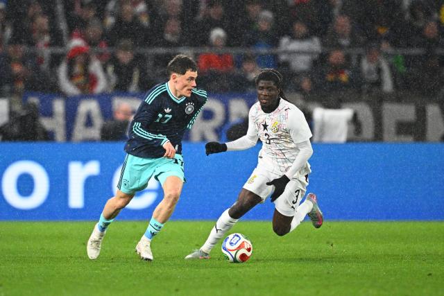 30 March 2026, Baden-Wuerttemberg, Stuttgart: Ghana's Caleb Yirenkyi and Germany's Florian Wirtz (L) battle for the ball during the International Friendly soccer match between Germany and Ghana at MHP Arena. Photo: Tom Weller/dpa - WICHTIGER HINWEIS: Gemäß den Vorgaben der DFL Deutsche Fußball Liga bzw. des DFB Deutscher Fußball-Bund ist es untersagt, in dem Stadion und/oder vom Spiel angefertigte Fotoaufnahmen in Form von Sequenzbildern und/oder videoähnlichen Fotostrecken zu verwerten bzw. verwerten zu lassen.