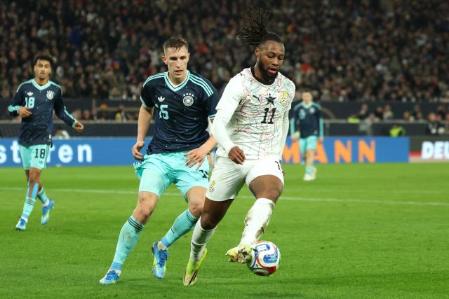 30 March 2026, Baden-Wuerttemberg, Stuttgart: Ghana's Antoine Semenyo and Germany's Nico Schlotterbeck (L) battle for the ball during the International Friendly soccer match between Germany and Ghana at MHP Arena. Photo: Christian Charisius/dpa - WICHTIGER HINWEIS: Gemäß den Vorgaben der DFL Deutsche Fußball Liga bzw. des DFB Deutscher Fußball-Bund ist es untersagt, in dem Stadion und/oder vom Spiel angefertigte Fotoaufnahmen in Form von Sequenzbildern und/oder videoähnlichen Fotostrecken zu verwerten bzw. verwerten zu lassen.