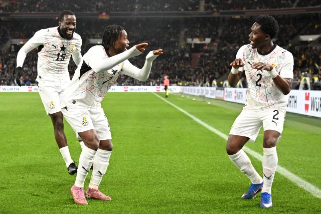 30 March 2026, Baden-Wuerttemberg, Stuttgart: Ghana's Abdul Fatawu (C) celebrates scoring his side's first goal with teammates Elisha Owusu and Derrick Koehn (R) during the International Friendly soccer match between Germany and Ghana at MHP Arena. Photo: Marijan Murat/dpa - WICHTIGER HINWEIS: Gemäß den Vorgaben der DFL Deutsche Fußball Liga bzw. des DFB Deutscher Fußball-Bund ist es untersagt, in dem Stadion und/oder vom Spiel angefertigte Fotoaufnahmen in Form von Sequenzbildern und/oder videoähnlichen Fotostrecken zu verwerten bzw. verwerten zu lassen.
