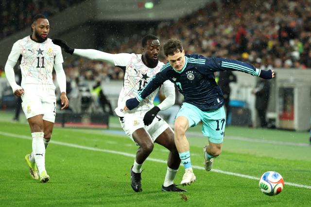 30 March 2026, Baden-Wuerttemberg, Stuttgart: Ghana's Elisha Owusu (C) and Antoine Semenyo (L) battle for the ball with Germany's Florian Wirtz during the International Friendly soccer match between Germany and Ghana at MHP Arena. Photo: Christian Charisius/dpa - WICHTIGER HINWEIS: Gemäß den Vorgaben der DFL Deutsche Fußball Liga bzw. des DFB Deutscher Fußball-Bund ist es untersagt, in dem Stadion und/oder vom Spiel angefertigte Fotoaufnahmen in Form von Sequenzbildern und/oder videoähnlichen Fotostrecken zu verwerten bzw. verwerten zu lassen.