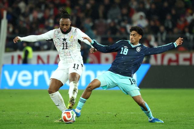 30 March 2026, Baden-Wuerttemberg, Stuttgart: Ghana's Antoine Semenyo (L) and Germany's Nathaniel Brown battle for the ball during the International Friendly soccer match between Germany and Ghana at MHP Arena. Photo: Christian Charisius/dpa - WICHTIGER HINWEIS: Gemäß den Vorgaben der DFL Deutsche Fußball Liga bzw. des DFB Deutscher Fußball-Bund ist es untersagt, in dem Stadion und/oder vom Spiel angefertigte Fotoaufnahmen in Form von Sequenzbildern und/oder videoähnlichen Fotostrecken zu verwerten bzw. verwerten zu lassen.