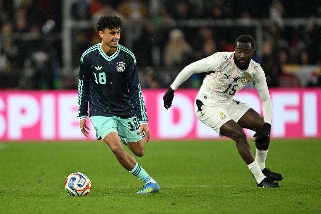 30 March 2026, Baden-Wuerttemberg, Stuttgart: Ghana's Elisha Owusu (R) and Germany's Nathaniel Brown battle for the ball during the International Friendly soccer match between Germany and Ghana at MHP Arena. Photo: Federico Gambarini/dpa - WICHTIGER HINWEIS: Gemäß den Vorgaben der DFL Deutsche Fußball Liga bzw. des DFB Deutscher Fußball-Bund ist es untersagt, in dem Stadion und/oder vom Spiel angefertigte Fotoaufnahmen in Form von Sequenzbildern und/oder videoähnlichen Fotostrecken zu verwerten bzw. verwerten zu lassen.