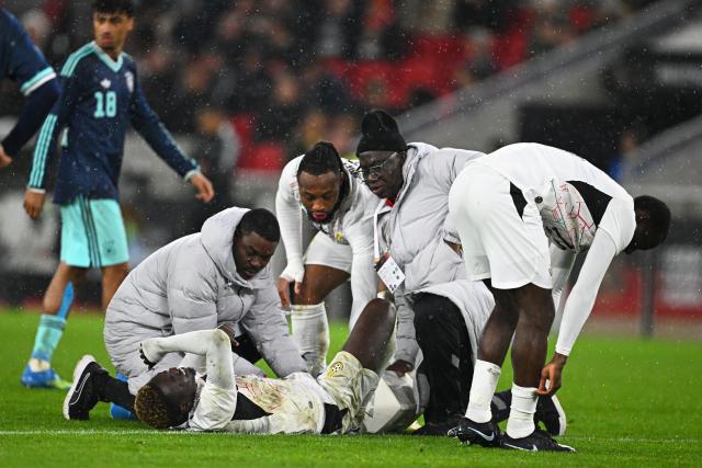 30 March 2026, Baden-Wuerttemberg, Stuttgart: Ghana's Kojo Peprah Oppong lies on the ground injured and receives treatment during the International Friendly soccer match between Germany and Ghana at MHP Arena. Photo: Tom Weller/dpa - WICHTIGER HINWEIS: Gemäß den Vorgaben der DFL Deutsche Fußball Liga bzw. des DFB Deutscher Fußball-Bund ist es untersagt, in dem Stadion und/oder vom Spiel angefertigte Fotoaufnahmen in Form von Sequenzbildern und/oder videoähnlichen Fotostrecken zu verwerten bzw. verwerten zu lassen.